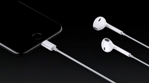Apple iPhone 7 Earpods Connected to Lightning Port